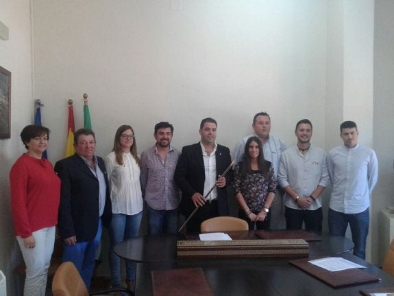 Esquina, con el bastón, y González, primero por la derecha. 