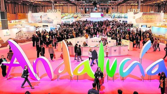 Vista del expositor de Andalucía en Fitur, del que los profesionales y visitantes destacaron su colorido y su amplitud. 