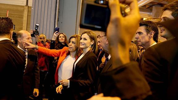 La Reina y la presidenta de la Junta de Andalucía acapararon la atención mediática y del público. 