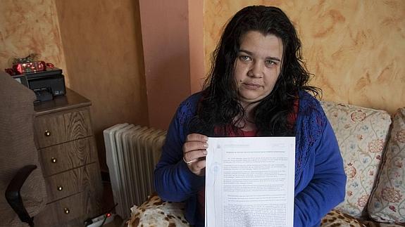 Cristina Mocan muestra la denuncia que ha presentado en el cuartel de la Guardia Civil.  