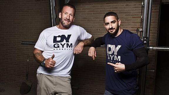 Dorian con el propietario del establecimiento,