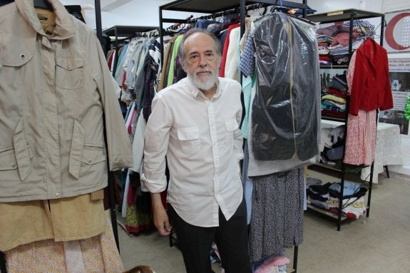 Lasanta en las instalaciones del ropero social de Cruz Roja en el Centro Cívico de Padre Jesús.