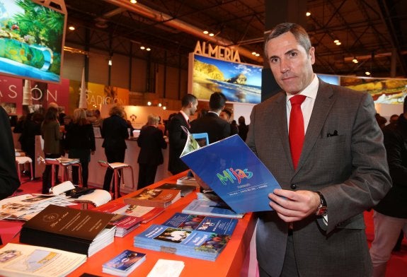 El alcalde de Mijas, Juan Carlos Maldonado, en el expositor de Turismo Costa del Sol. 