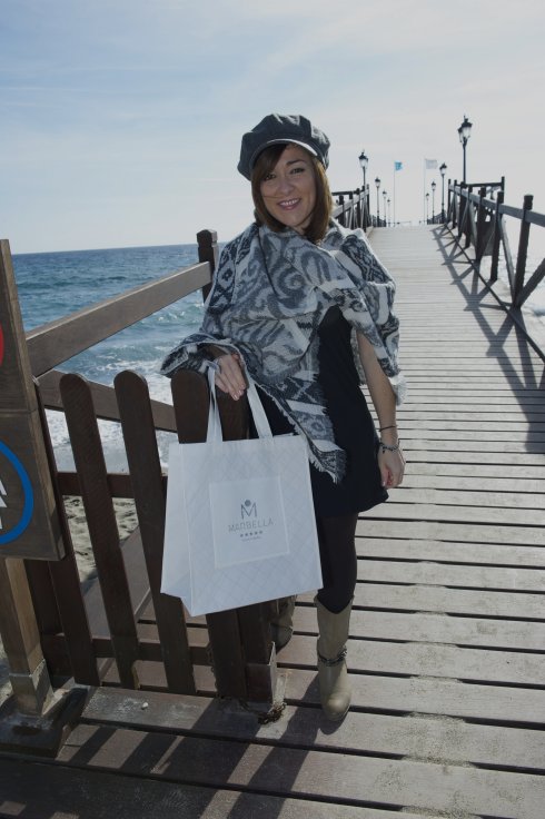 Karla García posa con su diseño en uno de los más bellos rincones de Marbella. :: josele-lanza
