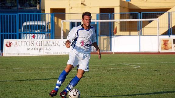 Apoño, en un partido con el Marbella en agosto de 2006. 