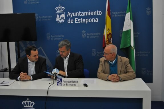 Carlos Corral, José María García Urbano y Blas Ruzafa durante la renovación del fondo social.
