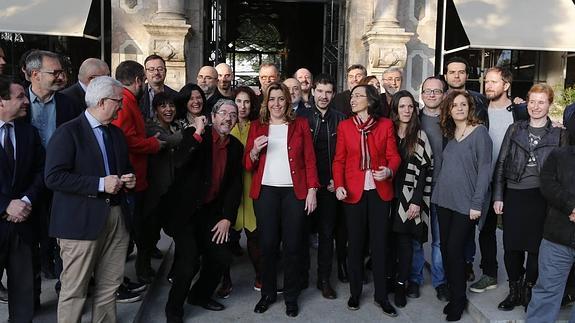 Susana Díaz y Rosa Aguilar, con representantes del sector audiovisual, a los que presentó el lunes la nueva Ley del Cine, que ayer aprobó el Consejo de Gobierno. 