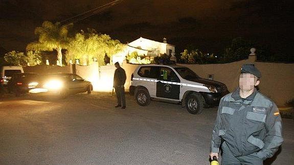 En 2009, el exmarido de Lucía Garrido abatió a tiros a dos hombre que entraron en la misma finca .