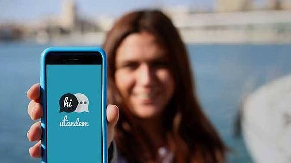 Una de las promotoras muestra la aplicación.