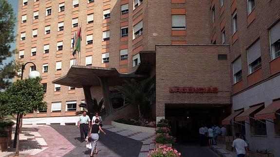 Una uvi móvil del 061 trasladó al herido a urgencias de Carlos Haya