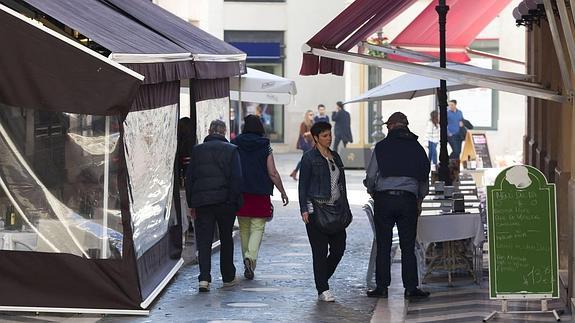 Detalle de dos terrazas en una de las vías con más negocios del centro. 