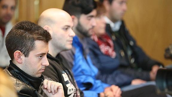 Alumnos, en la rueda de prensa de ayer en la escuela de hostelería de Málaga. 