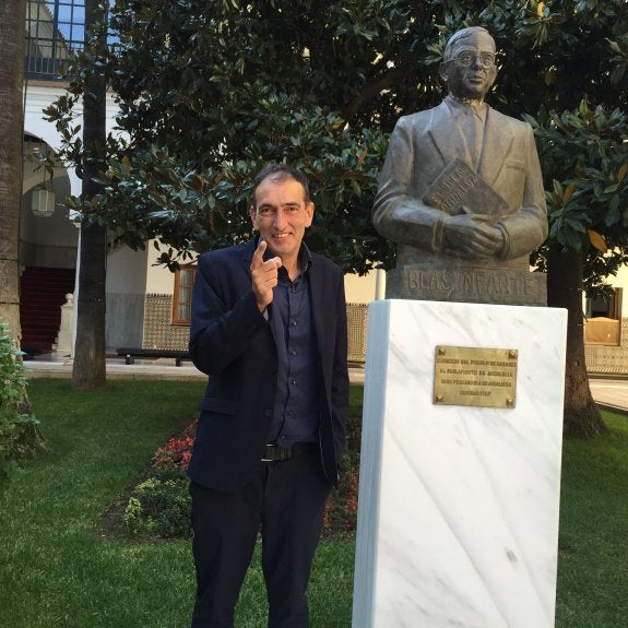 José Luis Serrano junto al busto de Blas Infante en el Parlamento andaluz. :: María Aguilar