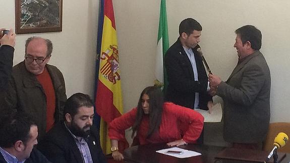 El nuevo alcalde recibe la vara de mando en el pleno extraordinario de esta mañana. 
