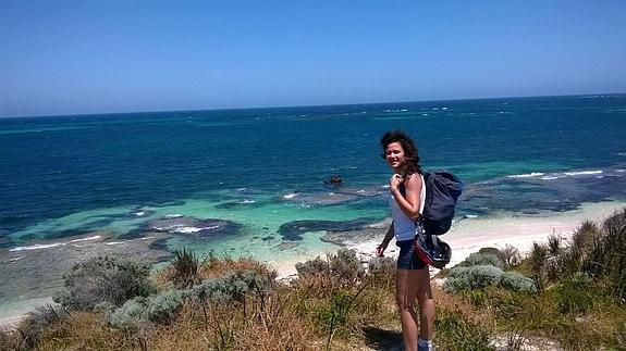 La mijeña Cristina Cervera, junto a las aguas cristalinas de Rottness Island.