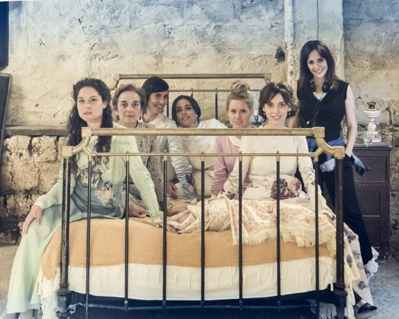 Paula Ortiz y las actrices de 'La Novia'. :: Jorge Fuembuena