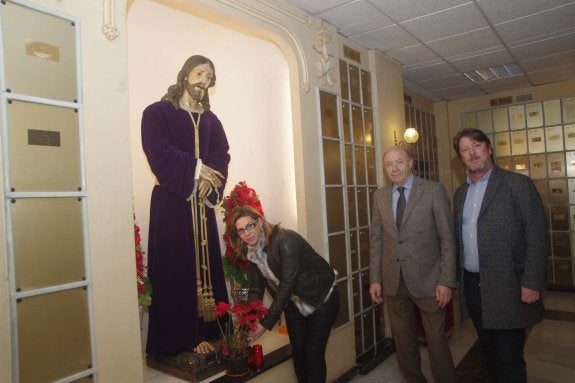 Inmaculada Rosas, José Carretín y Francisco Vázquez en los columbarios. 