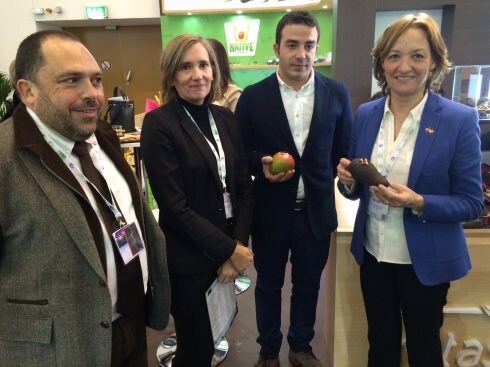 Bernad, Federico Montosa y Carmen Ortiz, ayer en Fruit Logística.
