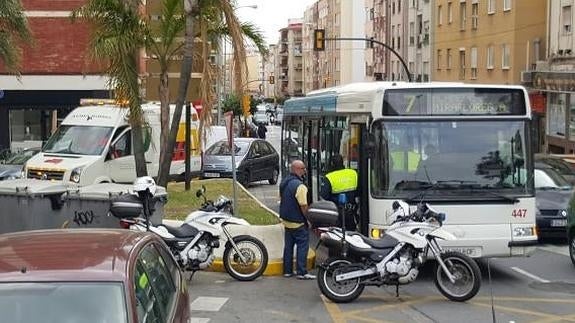 La ambulancia atiende a los heridos. 