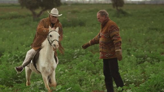 Paco Arévalo y Bertín Osborne en un momento de 'En la tuya o en la mía' y, arriba, el humorista con su esposa en una foto familiar.
