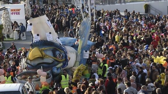 Gran ambiente durante el desfile por Muelle Uno. 