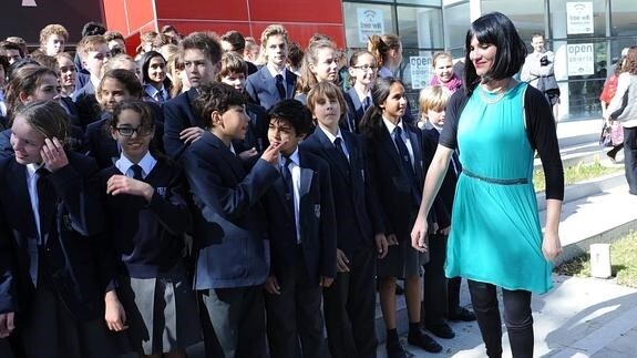 Irene Villa, ayer con los alumnos del colegio inglés. 