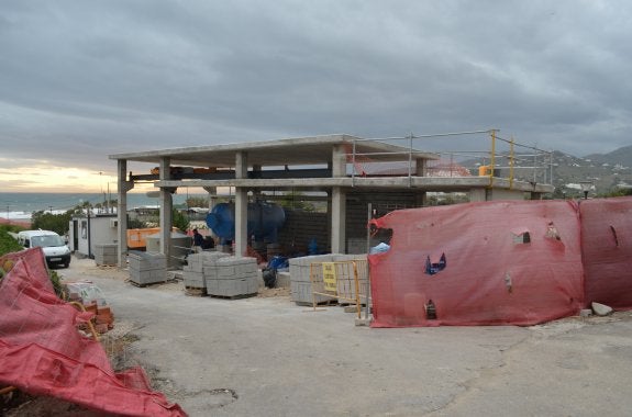 Nerja desatasca las obras de la primera depuradora, que no estará hasta 2017