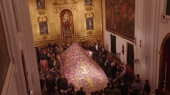 Numeroso público se congregó ayer en la iglesia de San Julián para admirar la obra.