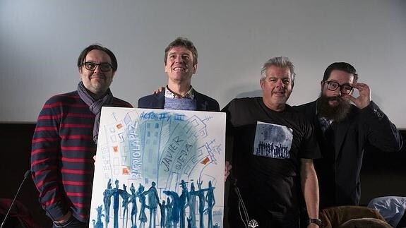 Ojeda, junto al pintor Andrés Mérida, el productor Miguel Paredes y el diseñador Mateo García. 