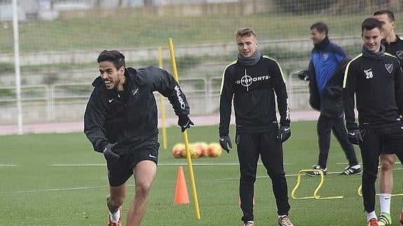 Recio, que podría ser la única novedad en el once respecto a la jornada anterior, con el balón en el entrenamiento de ayer. 