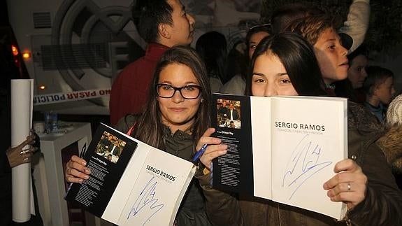 Paula y Amara muestran la firma de Sergio Ramos