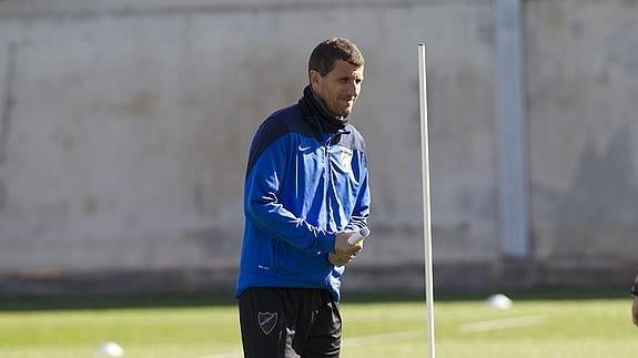 Javi Gracia, en la sesión de entrenamiento de ayer, en el Anexo. 