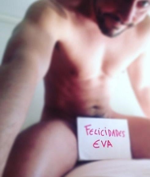 Paco León se desnuda otra vez... Ahora para felicitar a Eva Hache