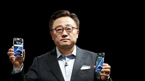 Dongjin Koh, de Samsung, presenta el S7. 