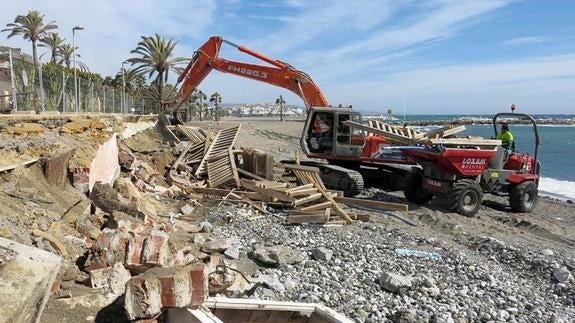 El Ayuntamiento de Marbella derriba el paseo afectado por el temporal, a la espera de una solución definitiva