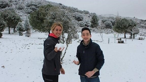 Muchos vecinos y visitantes se han acercado ya a ver la nieve en Ronda