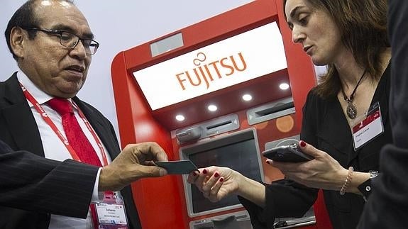 Imagen del cajero de Fujitsu que se fabrica en Málaga y se ha mostrado en el MWC. 