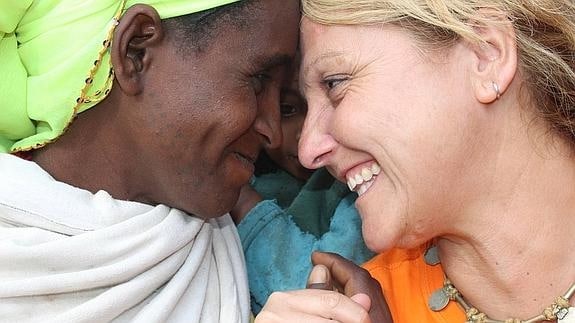 Marta Brinckmann, junto a una joven etíope 