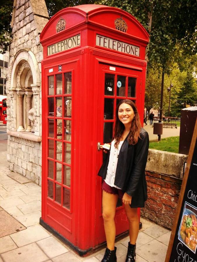 Natasha, junto a una de las típicas cabinas londinenses