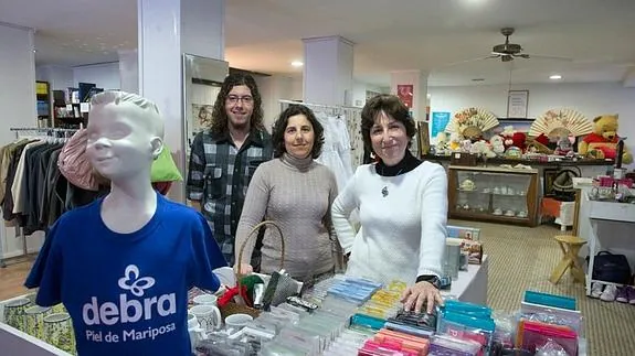 De izquierda a derecha, Salva Rodríguez, Esther Molina y Esperanza Ruiz, en la tienda de calle Héroe de Sostoa.