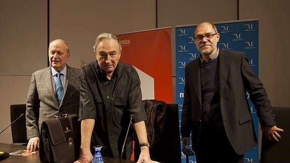 Fernando García de Cortázar, Antonio Elorza y Pablo Aranda, ayer, antes del comienzo de la conferencia. 