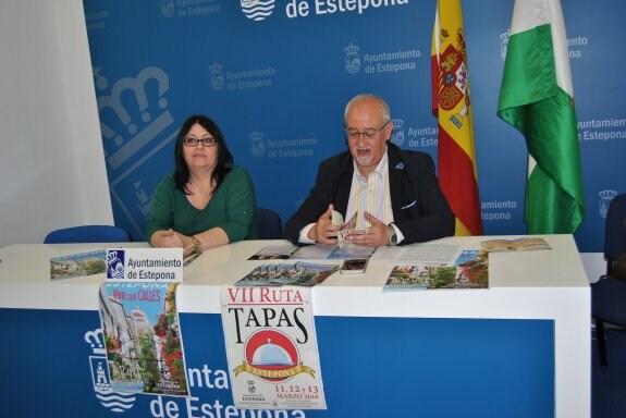 La técnico de Cultura, Macarena Dianez y el concejal, Blas Ruzafa, en rueda de prensa. :: L.P.
