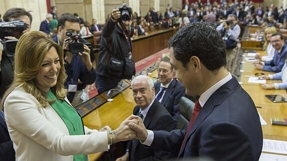 Susana Díaz y Juanma Moreno se saludan en un pleno del Parlamento andaluz. 