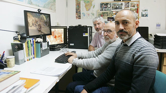 Olivero (en primer término), junto al catedrático Juan MarioVargas (centro) y Miguel Ángel Farfán (al fondo). 