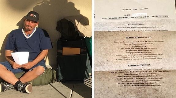 Frederick Callison, a la izquierda, y el curriculum que repartía.