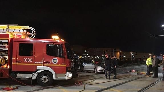 Bomberos y policía en el lugar del siniestro.