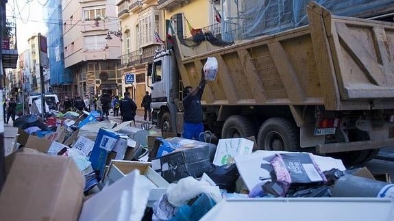 Trabajadores contratados, esta tarde en la calle Álamos. 