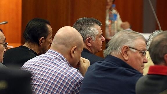 Julián Muñoz y Juan Antonio Roca, ayer durante el juicio. 