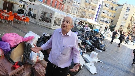 Villén, delante de su negocio en la plaza Uncibay. 