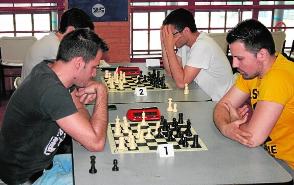 Participantes jugando en la 42.ª edición del Trofeo Rector de Ajedrez. 